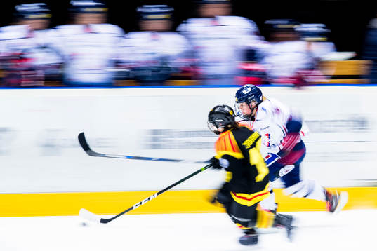 Linköpings Matilda Af Bjur med puck, jagas av Brynäs