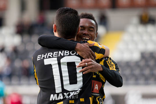 Häckens Paulinho jublar med Nasiru Mohammed