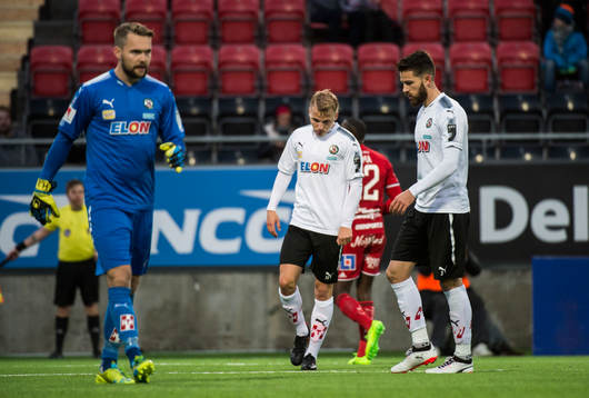 Östersunds målvakt Oscar Jansson och Örebros  Sebastian