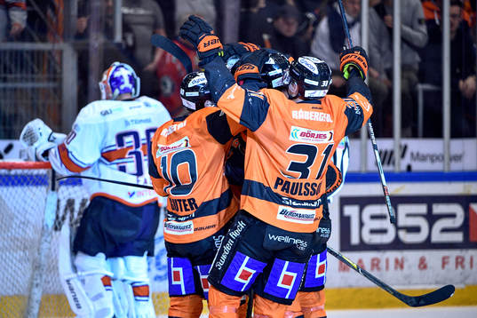 Karlskronas Emil Larsson jublar med lagkamrater