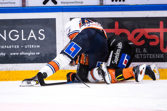 Växjös Peter Andersson trycker ner Karlskronas Joel
