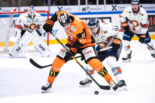 Karlskronas Emil Larsson  och Växjös Joel Persson  i kamp