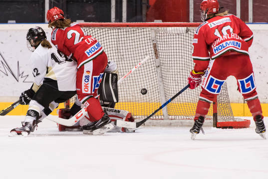s Magdalena Walicova och målvakt Anna Ågren