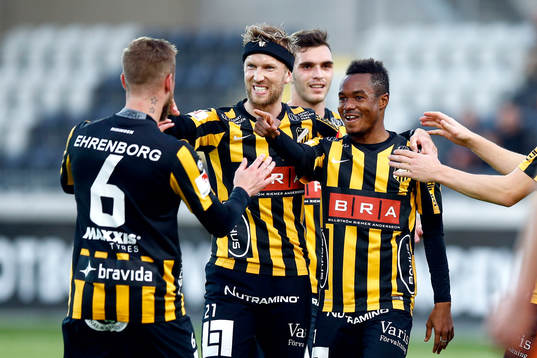 Häckens Nasiru Mohammed jublar med lagkamrater