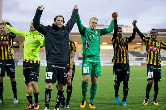 Häckens Erik Friberg, målvakt Peter Abrahamsson ,