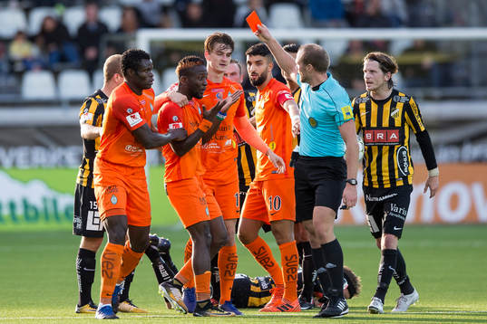 Domare Patrik Eriksson visar rött kort till AFC