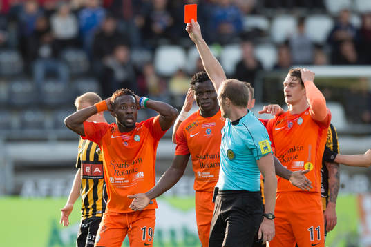 Domare Patrik Eriksson visar rött kort till AFC