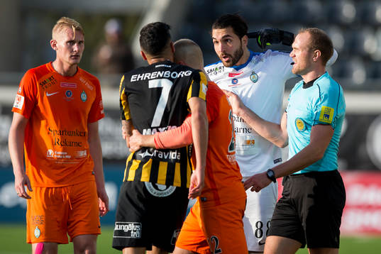 AFC Eskilstunas Målvakt Alireza Haghighi reagerar på