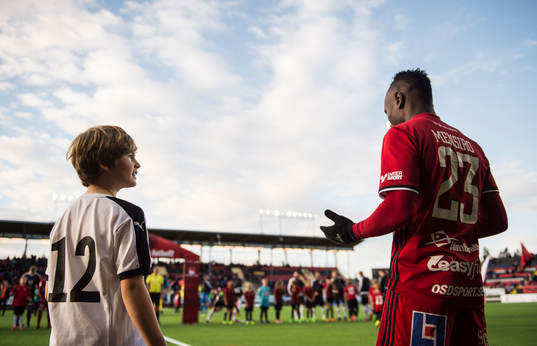 En pojke stannar upp och iakttar Östersunds Samuel Mensiro