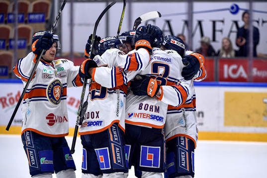 Växjös Oliver Bohm jublar med lagkamrater