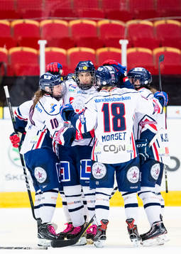 a vänster) gör 1-5 och gratuleras  av lagkamrater