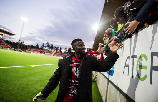 Östersunds Frank Arhin firar med publiken