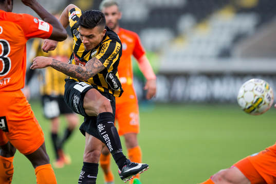 Häckens Ahmed Yasin skjuter ett skott