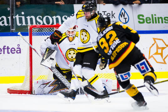 Skellefteås Jesper Olofsson skjuter mot Brynäs målvakt