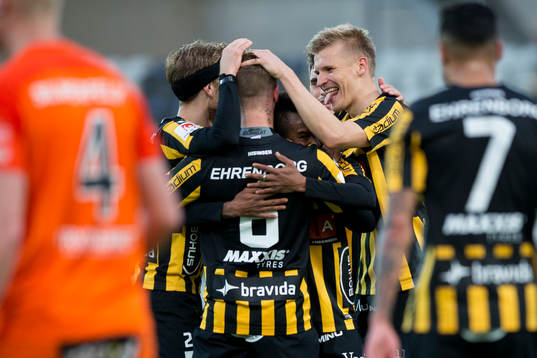 Häckens Nasiru Mohammed jublar och omfamnas