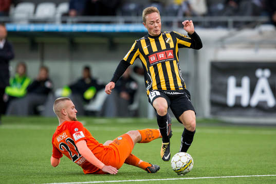 AFC Eskilstunas Alexander Michel försöker tackla Häckens