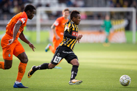 Häckens Nasiru Mohammed före AFC Eskilstunas Taye Taiwo