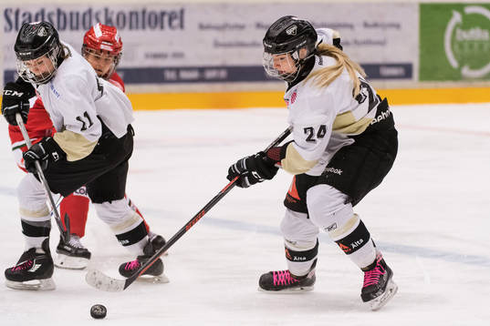 s Lili Pinter och Phoebe Staenz