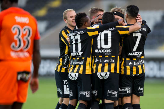 Häckens Erik Friberg jublar och omfamnas
