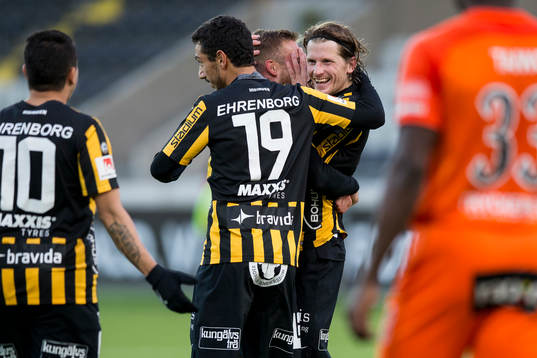 Häckens Erik Friberg jublar och omfamnas