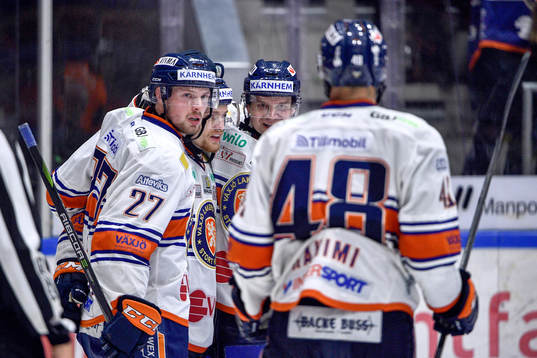 Växjös Brendan Shinnimin jublar med lagkamrater