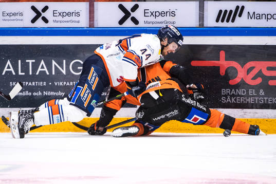 Växjös Peter Andersson  trycker ner Karlskronas Joel