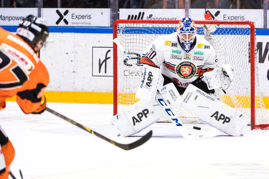 Växjös målvakt Viktor Fasth  räddar skott från