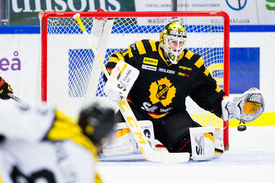 Brynäs Aaron Palushaj skjuter mot Skellefteås målvakt