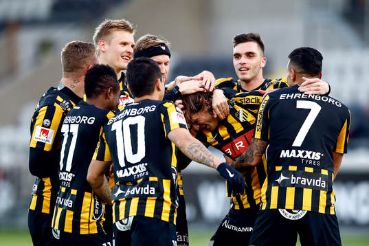 Häckens Erik Friberg jublar med lagkamrater