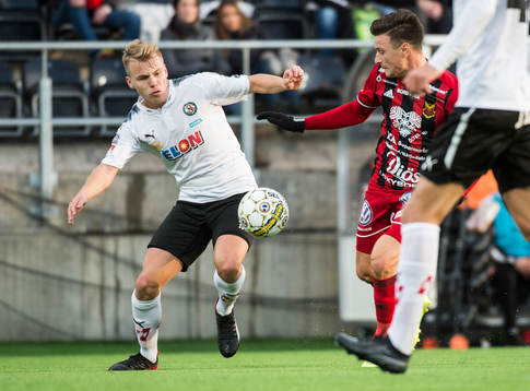 Örebros Sebastian Ring och Östersunds Jamie Hopcutt i