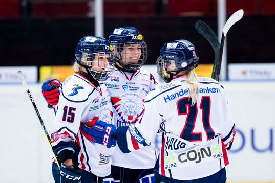 Linköpings Lara Stalder (v) gör 1-7 och gratuleras av