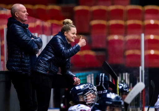Linköpings tränare Madeleine Östling gör tummen upp
