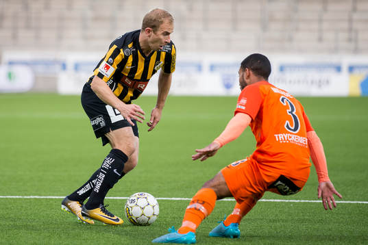 Häckens Kari Arkivuo mot AFC Eskilstunas Jernade Meade
