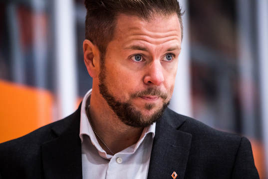 Karlskronas assisterande tränare Mikael Aaro deppar