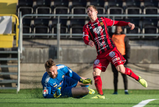 Östersunds Johan Bertilsson gör 1-0 bakom Örebros