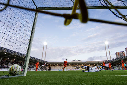 Häckens Erik Friberg skjuter 2-0 bakom AFC Eskilstunas
