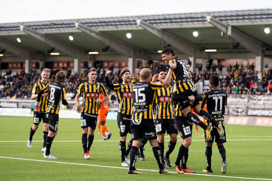 Häckens Paulinho jublar och firar 1-0 med lagkamrater