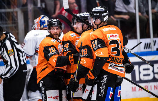 Karlskronas Emil Larsson jublar med lagkamrater