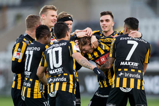 Häckens Erik Friberg jublar och omfamnas