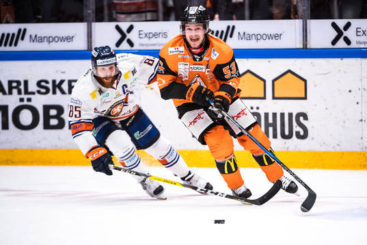 Växjös Liam Reddox  jagar Karlskronas Bobbo Petersson