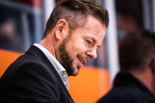 Karlskronas assisterande tränare Mikael Aaro jublar