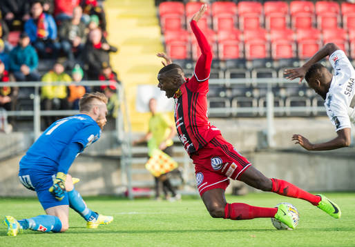 Örebros målvakt Oscar Jansson, Östersunds Ken Sema och
