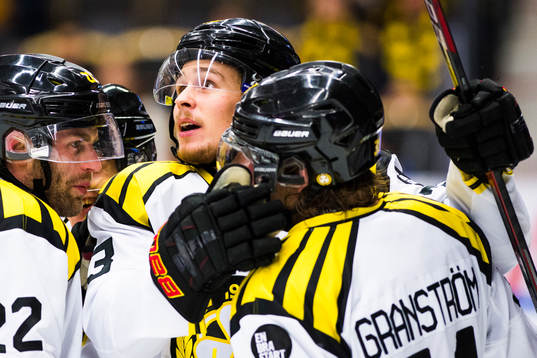 Brynäs Lucas Carlsson jublar