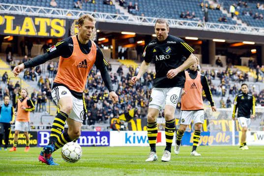 s Per Karlsson och Nils-Eric Johansson värmer upp