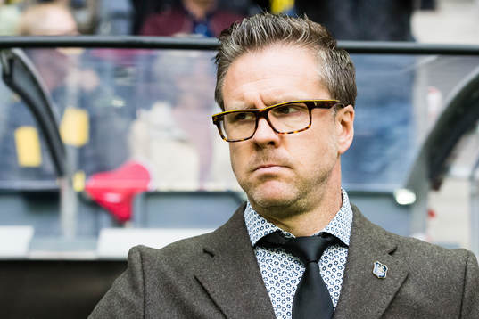 s tränare Rikard Norling innan fotbollsmatchen i