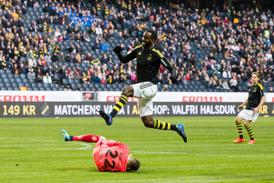 Jönköpings målvakt Anton Cajtoft tar hand oom bollen