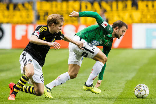 s Johan Blomberg i kamp om bollen med Jönköpings Robert