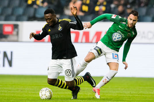 s Chinedu Ogbuke Obasi går omkull i en närkamp med