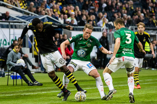 s Chinedu Ogbuke Obasi i kamp om bollen med Jönköpings
