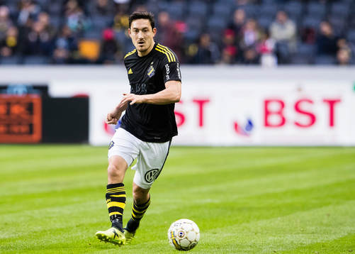 s Stefan Ishizaki med bollen